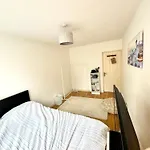 Bright And Cozy Room Breakfast Included
