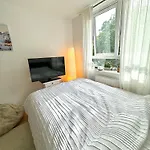 Bright And Cozy Room Breakfast Included